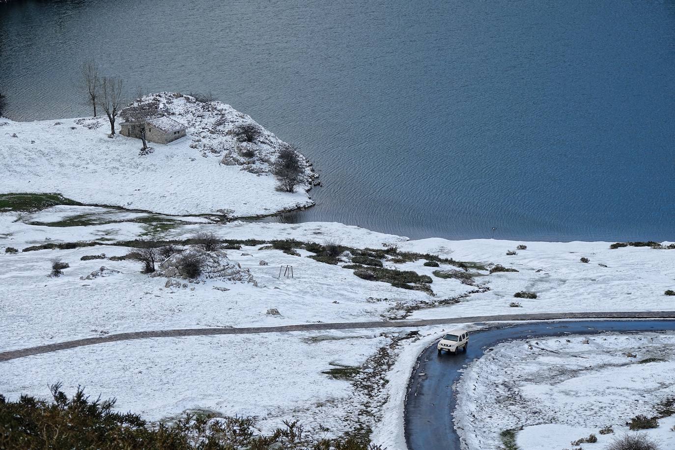 El emblemático enclave de los Picos de Europa ha amanecido cubierto de un manto blanco en sus cotas más altas y tanto en los alrededores del Enol como del Ercina se acumula una capa de nieve.