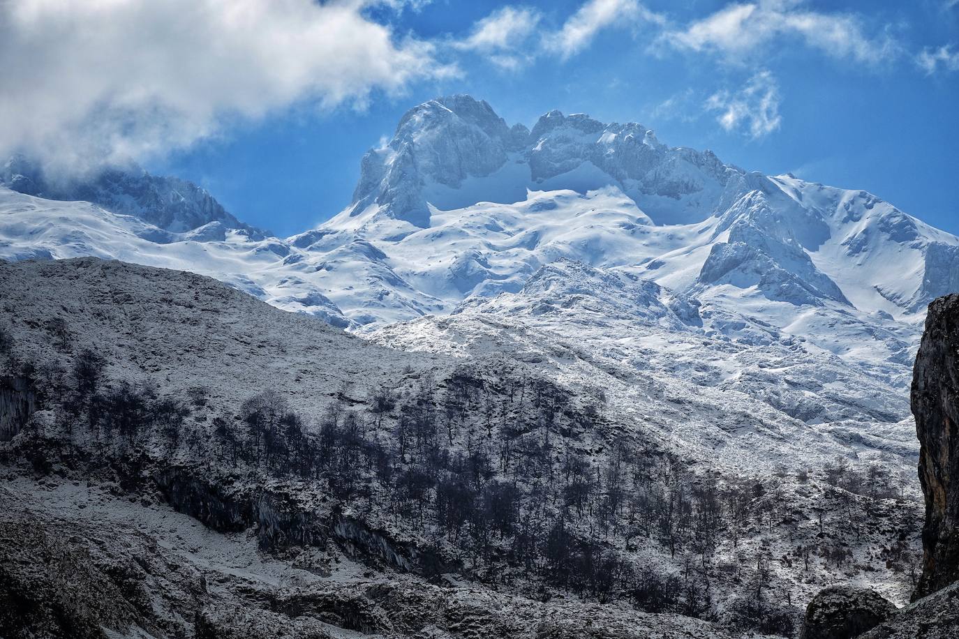El emblemático enclave de los Picos de Europa ha amanecido cubierto de un manto blanco en sus cotas más altas y tanto en los alrededores del Enol como del Ercina se acumula una capa de nieve.