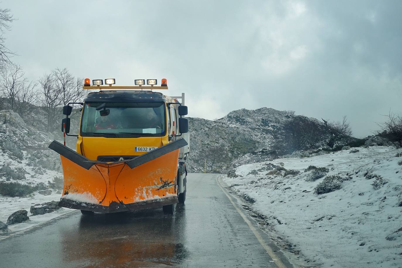 El emblemático enclave de los Picos de Europa ha amanecido cubierto de un manto blanco en sus cotas más altas y tanto en los alrededores del Enol como del Ercina se acumula una capa de nieve.