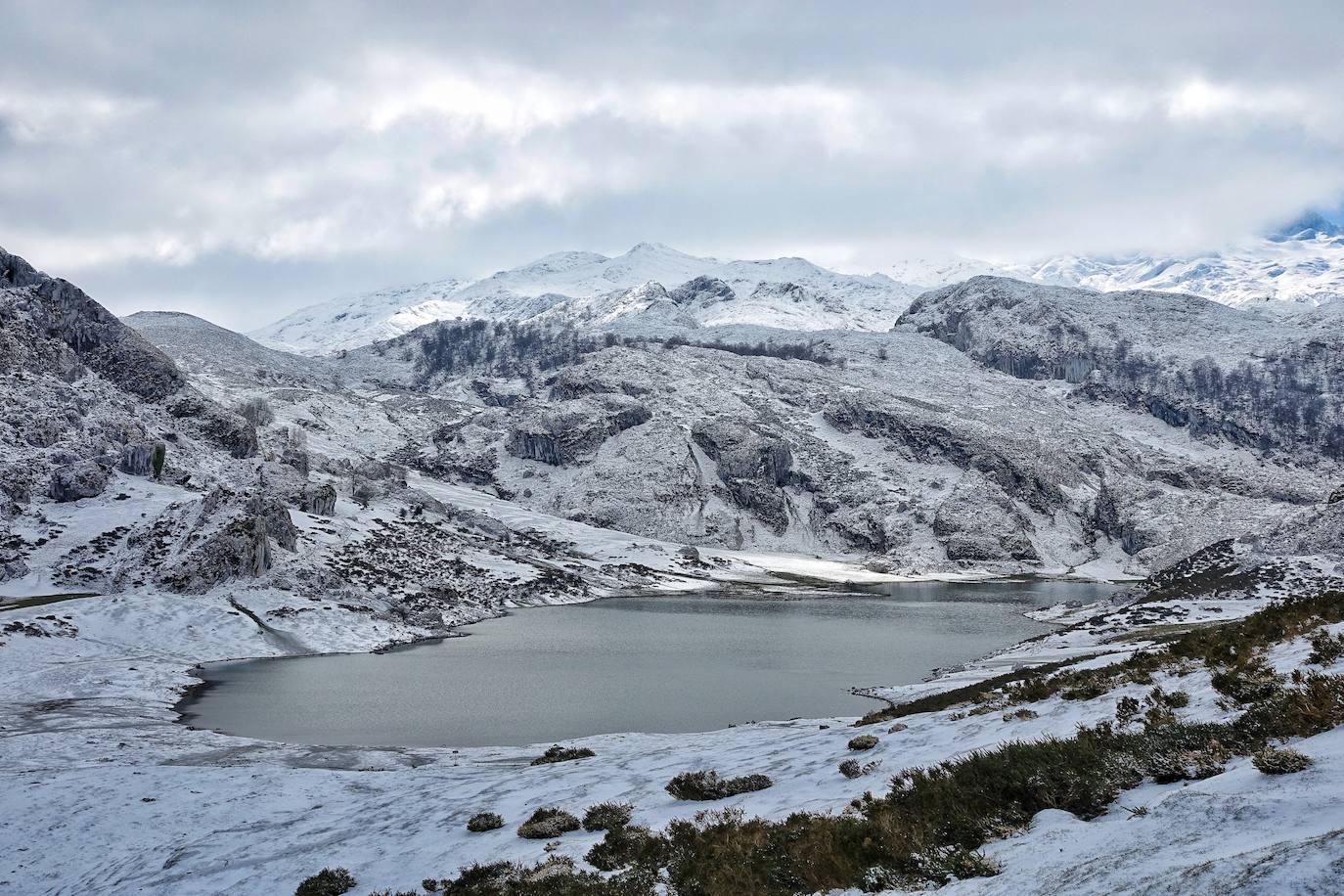 El emblemático enclave de los Picos de Europa ha amanecido cubierto de un manto blanco en sus cotas más altas y tanto en los alrededores del Enol como del Ercina se acumula una capa de nieve.
