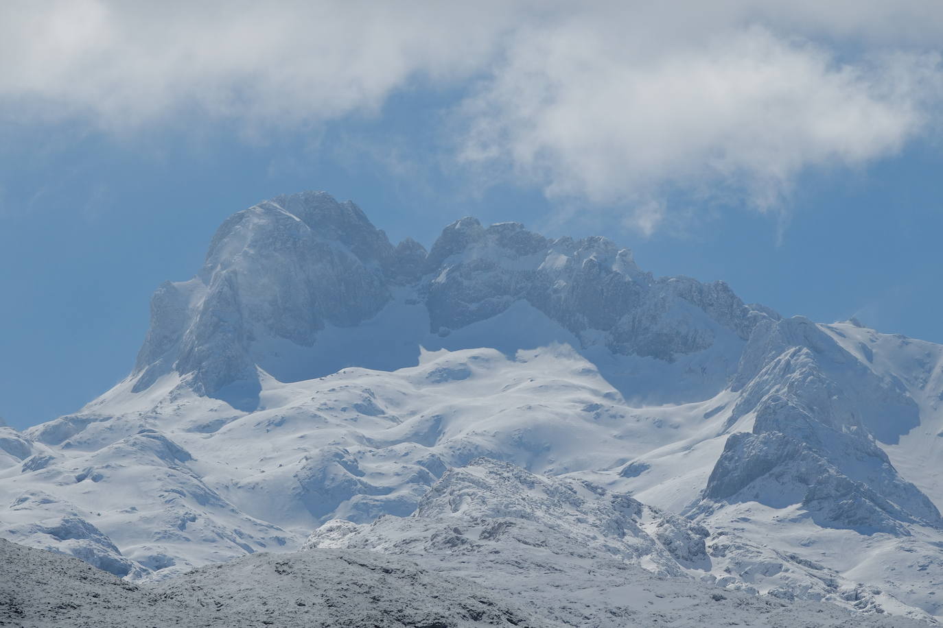 El emblemático enclave de los Picos de Europa ha amanecido cubierto de un manto blanco en sus cotas más altas y tanto en los alrededores del Enol como del Ercina se acumula una capa de nieve.