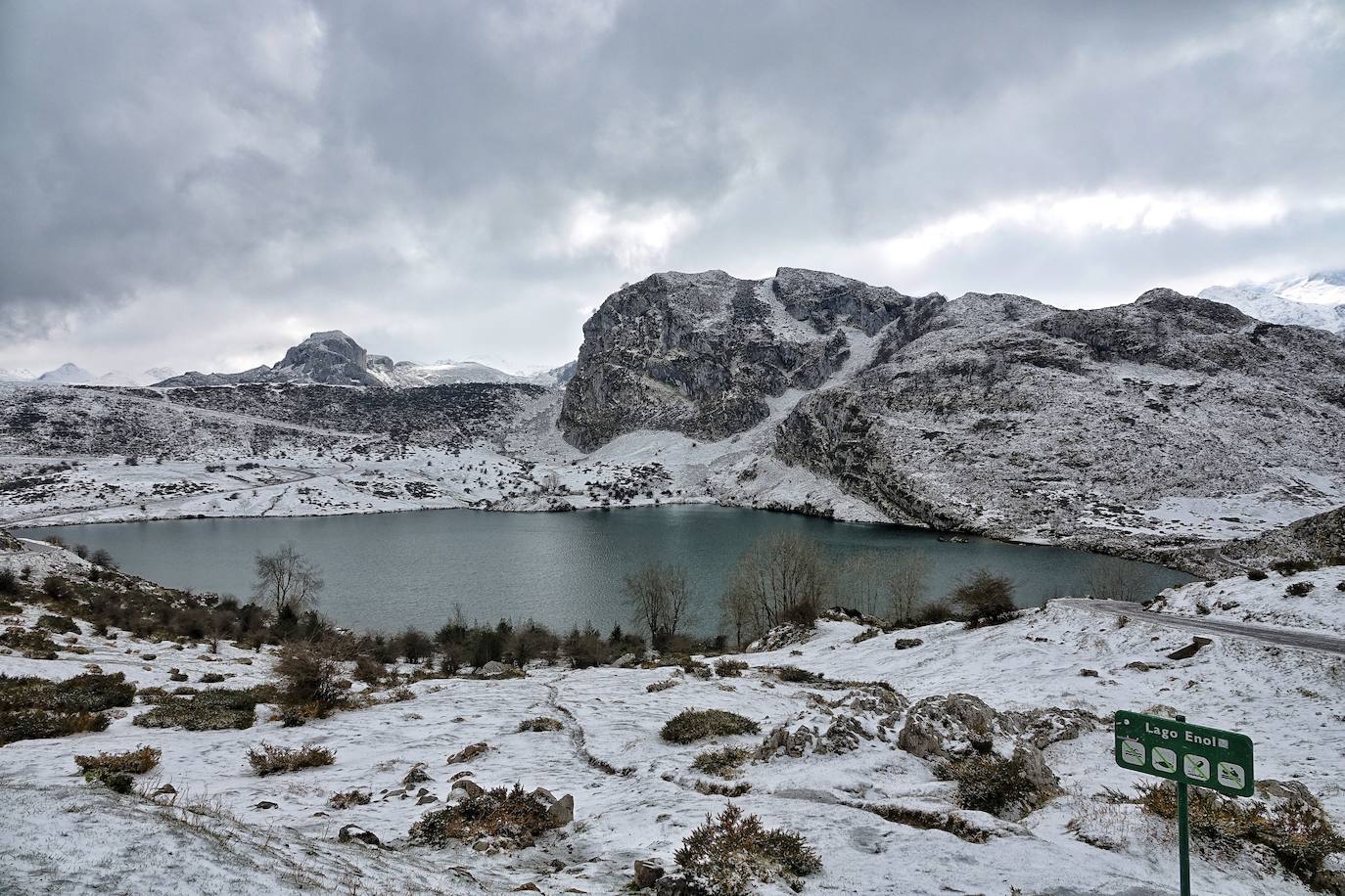 El emblemático enclave de los Picos de Europa ha amanecido cubierto de un manto blanco en sus cotas más altas y tanto en los alrededores del Enol como del Ercina se acumula una capa de nieve.