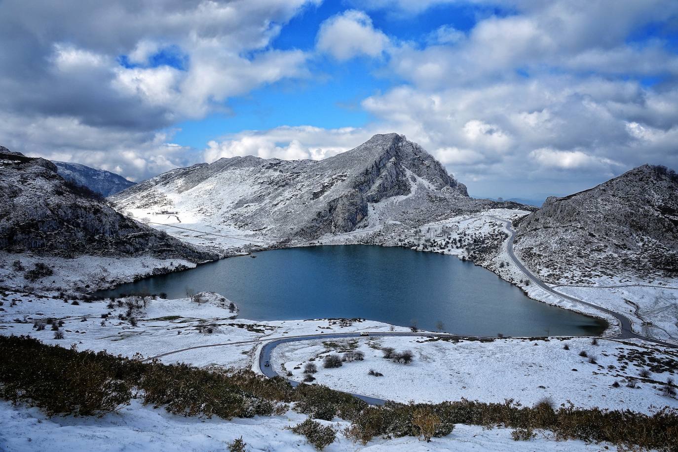 El emblemático enclave de los Picos de Europa ha amanecido cubierto de un manto blanco en sus cotas más altas y tanto en los alrededores del Enol como del Ercina se acumula una capa de nieve.
