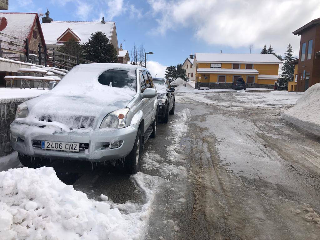 Con nieve y temperaturas bajo cero. Así ha llegado la primavera a Asturias, que vuelve a disfrutar de paisajes invernales como los del pueblo de La Raya, en Aller.