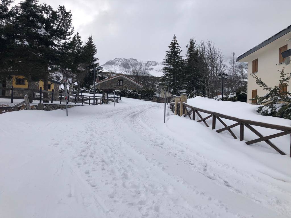 Con nieve y temperaturas bajo cero. Así ha llegado la primavera a Asturias, que vuelve a disfrutar de paisajes invernales como los del pueblo de La Raya, en Aller.