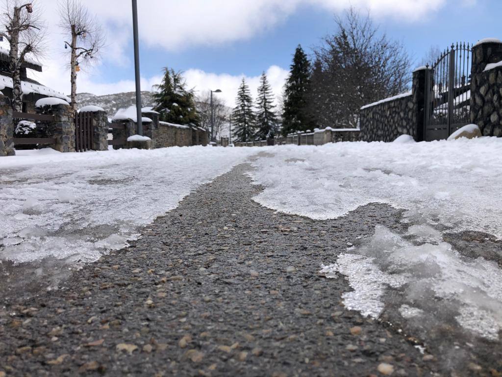 Con nieve y temperaturas bajo cero. Así ha llegado la primavera a Asturias, que vuelve a disfrutar de paisajes invernales como los del pueblo de La Raya, en Aller.