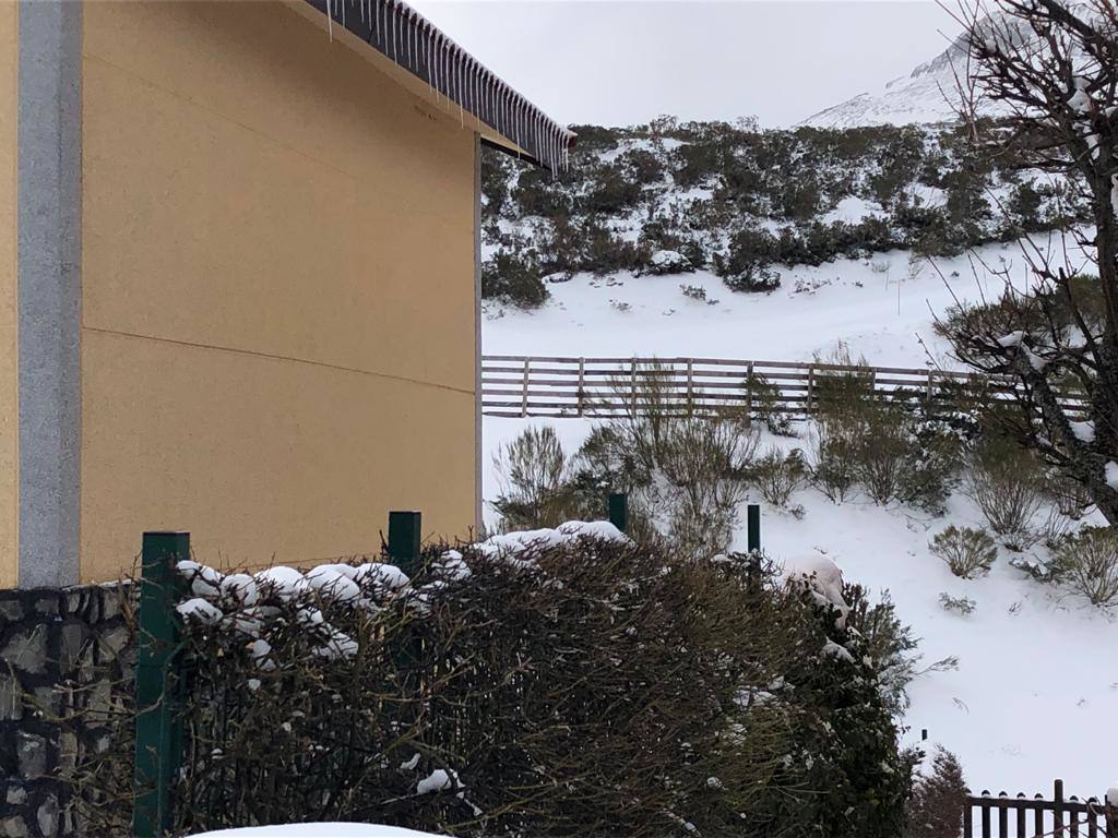 Con nieve y temperaturas bajo cero. Así ha llegado la primavera a Asturias, que vuelve a disfrutar de paisajes invernales como los del pueblo de La Raya, en Aller.