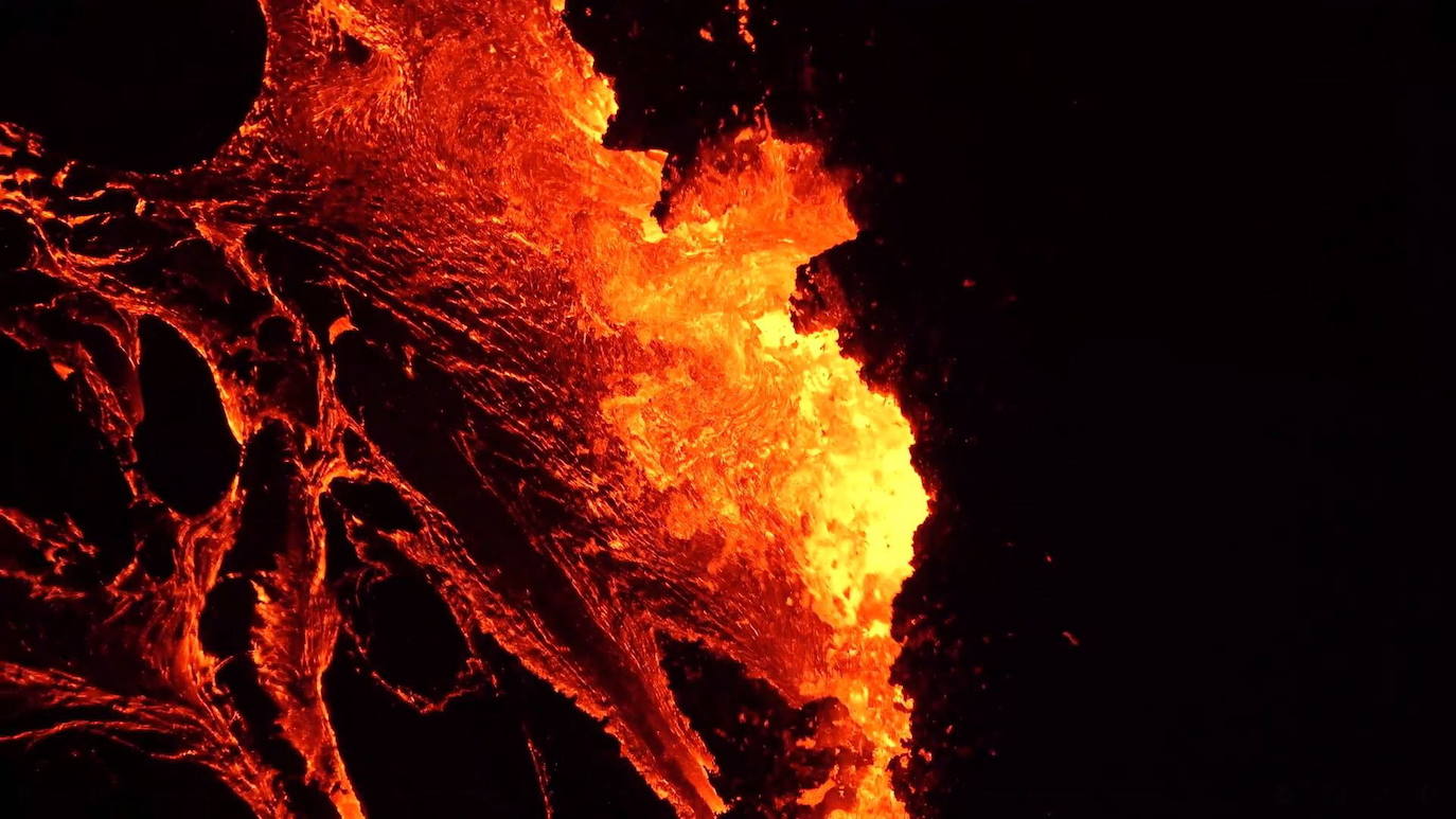 El volcán Fagradalsfjall, a unos 40 km de la capital de Islandia, Reikiavik, ha entrado en erupción, provocando un río de lava e iluminando el cielo con una nube roja. El aeropuerto internacional islandés de Keflavik y el pequeño puerto pesquero de Grindavik se hallan a poca distancia, pero la zona está deshabitada y no se prevé que la erupción suponga un peligro. La zona ha permanecido inactiva cerca de 900 años.