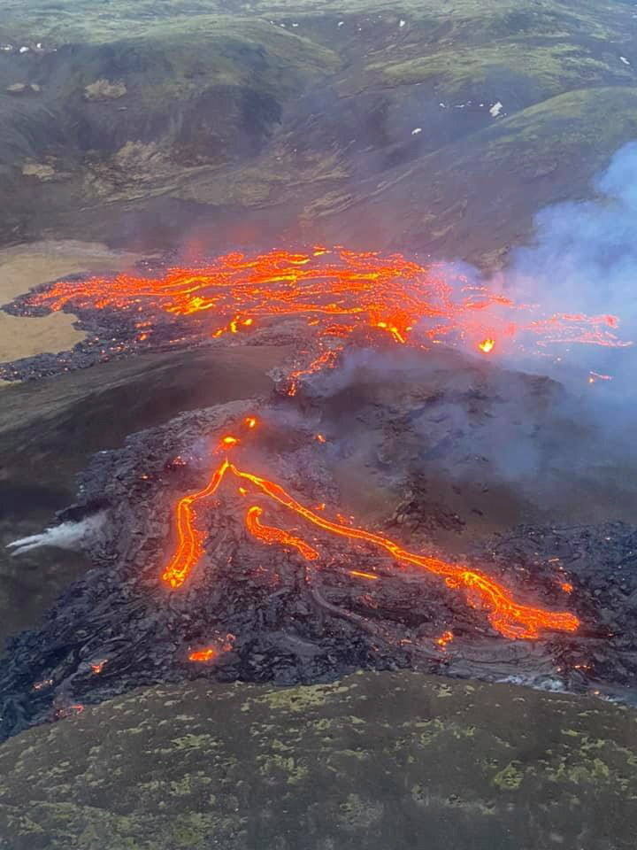 El volcán Fagradalsfjall, a unos 40 km de la capital de Islandia, Reikiavik, ha entrado en erupción, provocando un río de lava e iluminando el cielo con una nube roja. El aeropuerto internacional islandés de Keflavik y el pequeño puerto pesquero de Grindavik se hallan a poca distancia, pero la zona está deshabitada y no se prevé que la erupción suponga un peligro. La zona ha permanecido inactiva cerca de 900 años.