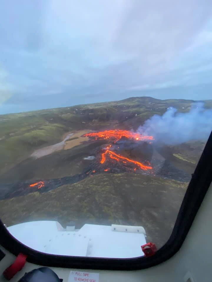 El volcán Fagradalsfjall, a unos 40 km de la capital de Islandia, Reikiavik, ha entrado en erupción, provocando un río de lava e iluminando el cielo con una nube roja. El aeropuerto internacional islandés de Keflavik y el pequeño puerto pesquero de Grindavik se hallan a poca distancia, pero la zona está deshabitada y no se prevé que la erupción suponga un peligro. La zona ha permanecido inactiva cerca de 900 años.