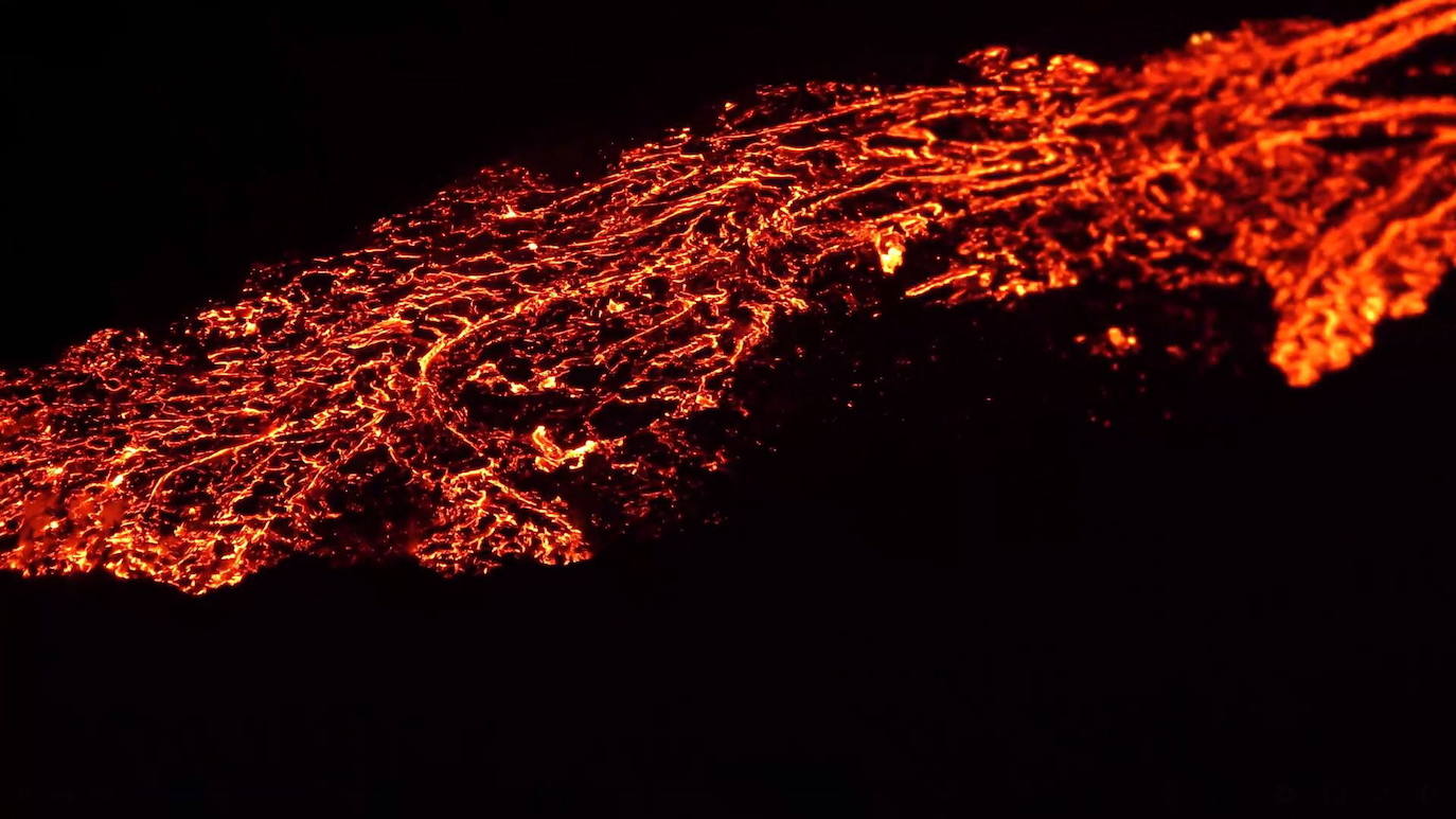 El volcán Fagradalsfjall, a unos 40 km de la capital de Islandia, Reikiavik, ha entrado en erupción, provocando un río de lava e iluminando el cielo con una nube roja. El aeropuerto internacional islandés de Keflavik y el pequeño puerto pesquero de Grindavik se hallan a poca distancia, pero la zona está deshabitada y no se prevé que la erupción suponga un peligro. La zona ha permanecido inactiva cerca de 900 años.