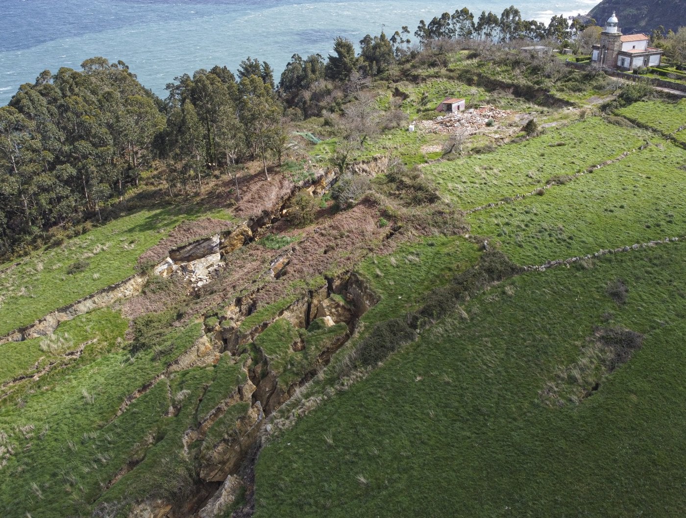 Vista aérea del movimiento de tierras en la ladera de Tazones. 