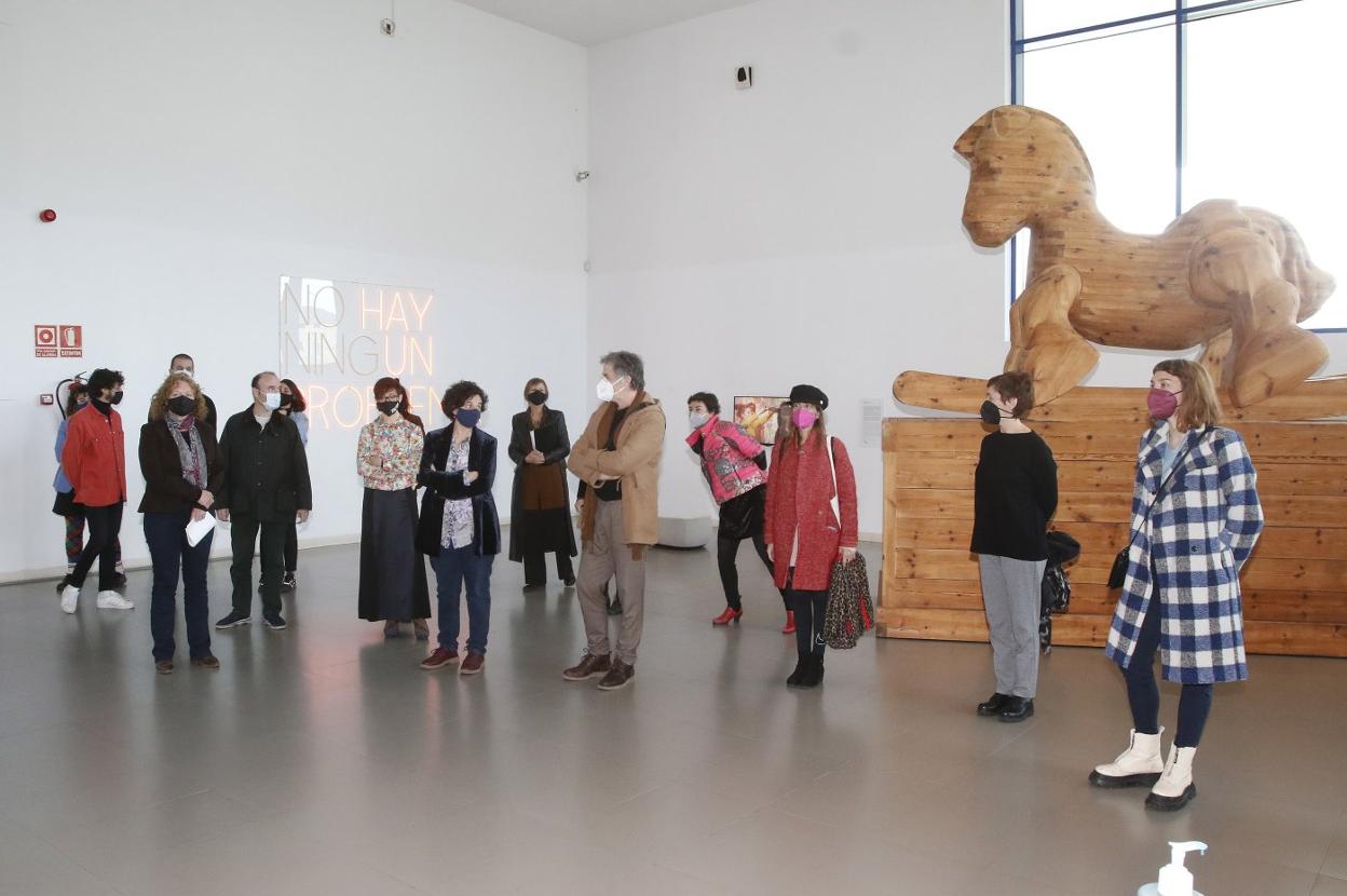 Berta Piñán, en el centro, charla con los artistas, en Laboral Centro de Arte. 