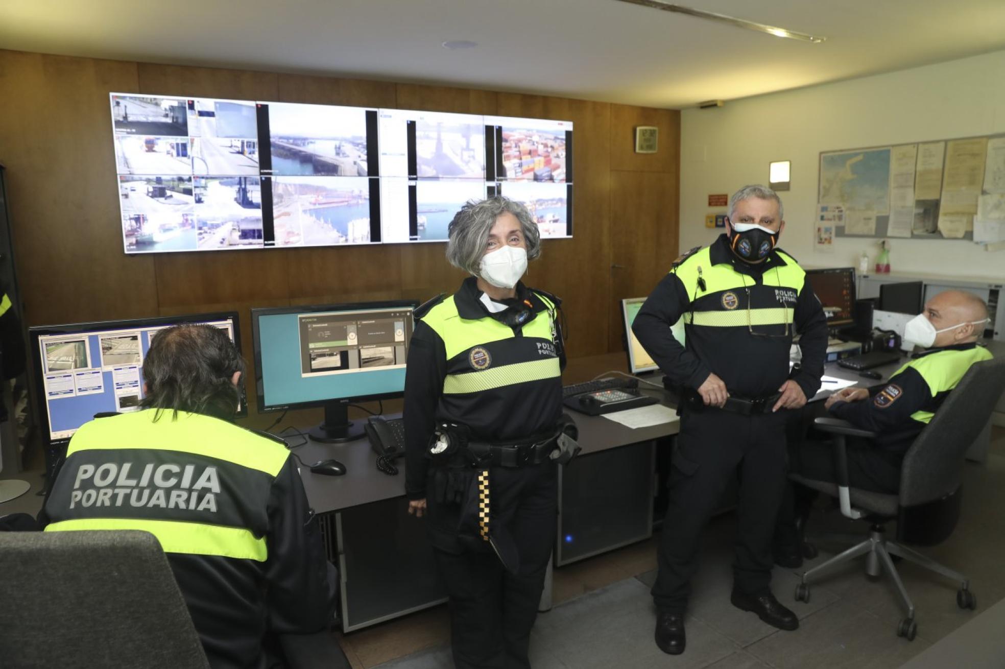 Inmaculada Morán, jefa de servicio, y Félix Uría, máximo responsable de la Policía Portuaria, en la sala de control con otros dos agentes del cuerpo. 