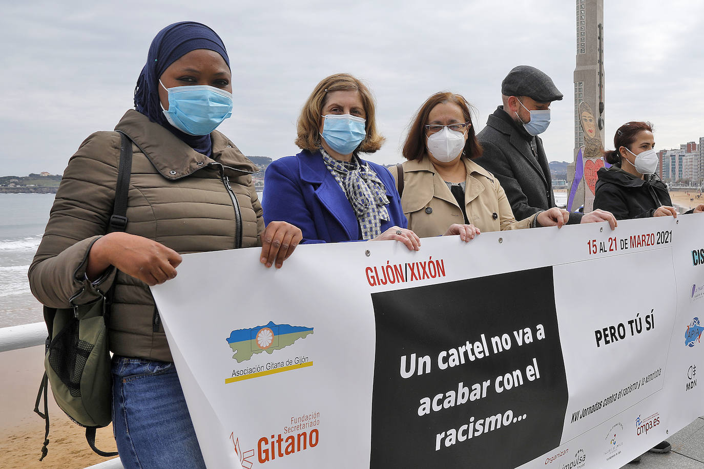 Una cadena humana desde la Escalerona a la plaza Mayor, mostró su rechazo a la discriminación racial el Dí Internacional para que esta sea eliminada.