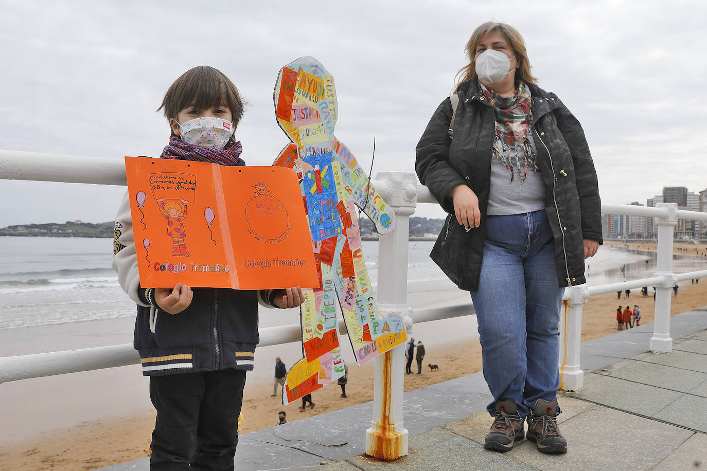 Una cadena humana desde la Escalerona a la plaza Mayor, mostró su rechazo a la discriminación racial el Dí Internacional para que esta sea eliminada.