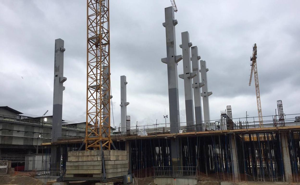 La construcción de la nueva nave de electrolisis avanza a buen ritmo pese a los problemas derivados de la pandemia.