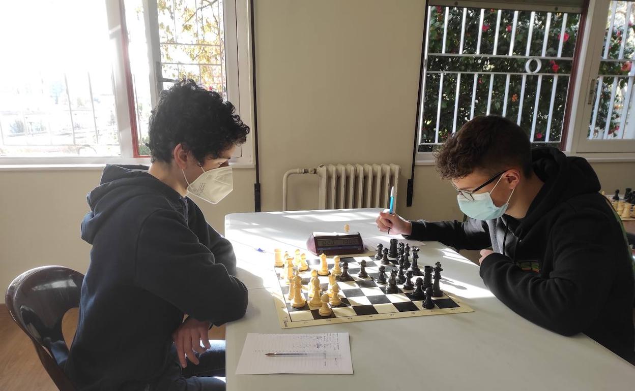 Miguel Suárez en su enfrentamiento con Nicolás Arce.