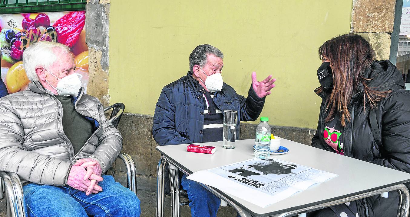 Reencuentro. Bernardo González Rodríguez-Maribona e Isabel Menéndez se saludan por primera vez en cincuenta años. Juanjo Iglesias fue testigo de la cita en recuerdo al rescate en San Isidro de 1971, del que dieron cuenta LA VOZ DE AVILÉS y EL COMERCIO.