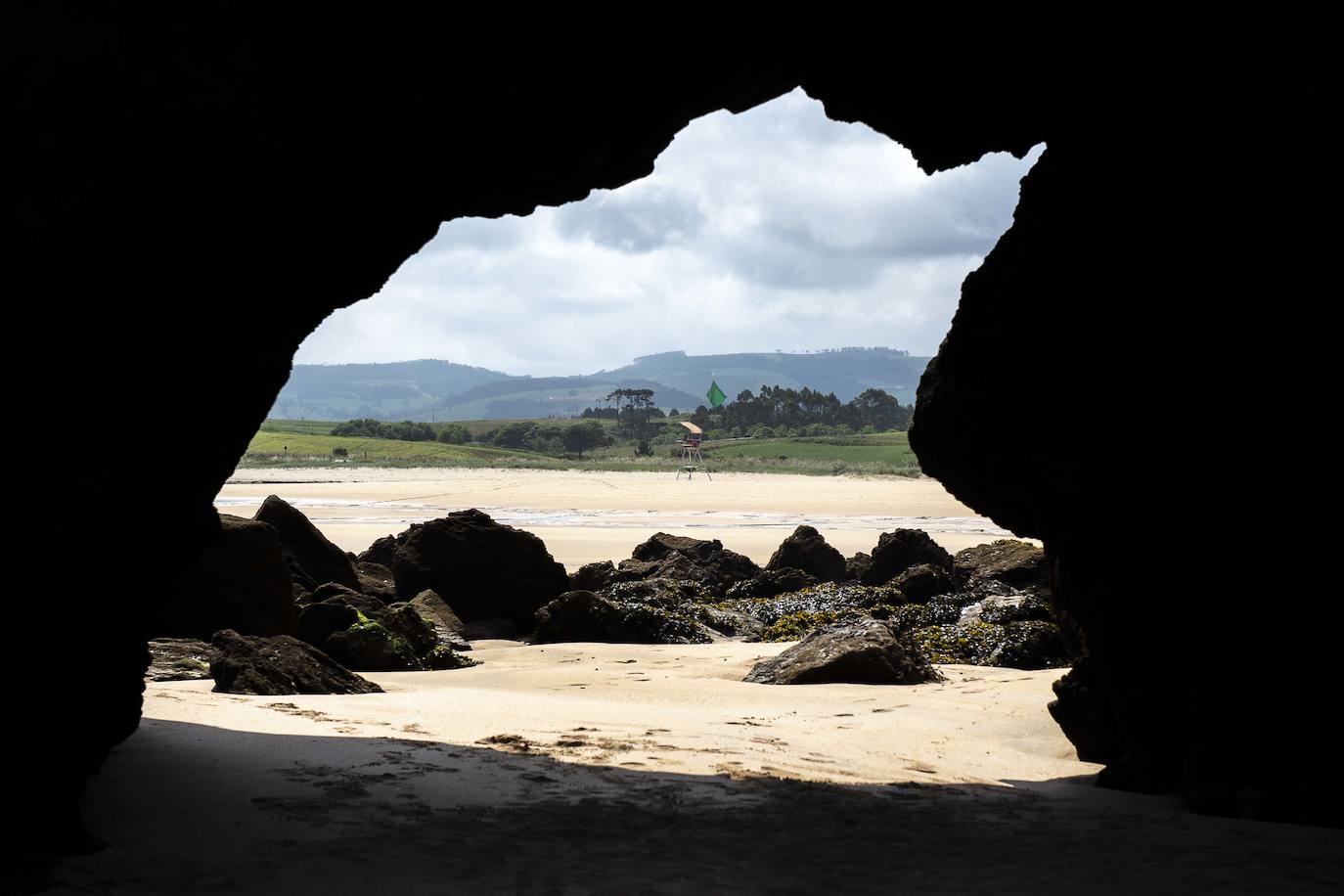 La idílica playa de Penarronda, en Castropol