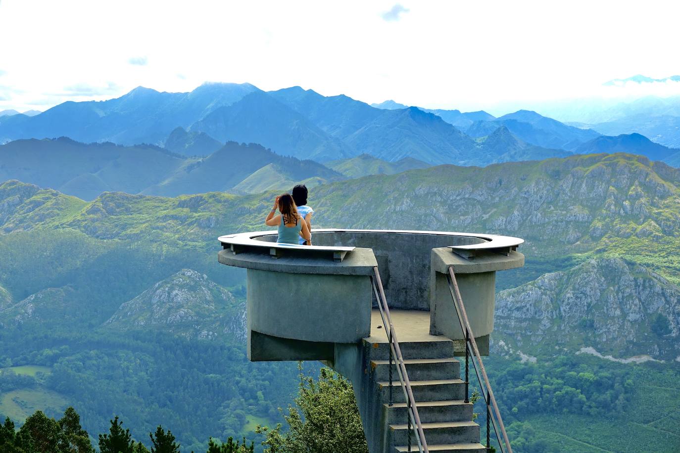 Asturias cuenta con una infinidad de zonas que por su gran belleza pueden convertirse en un escenario ideal para realizarse las mejores 'selfies'. El Principado recomienda estas diez estampas para encandilar a las cámaras | En la imagen, el mirador de El Fito