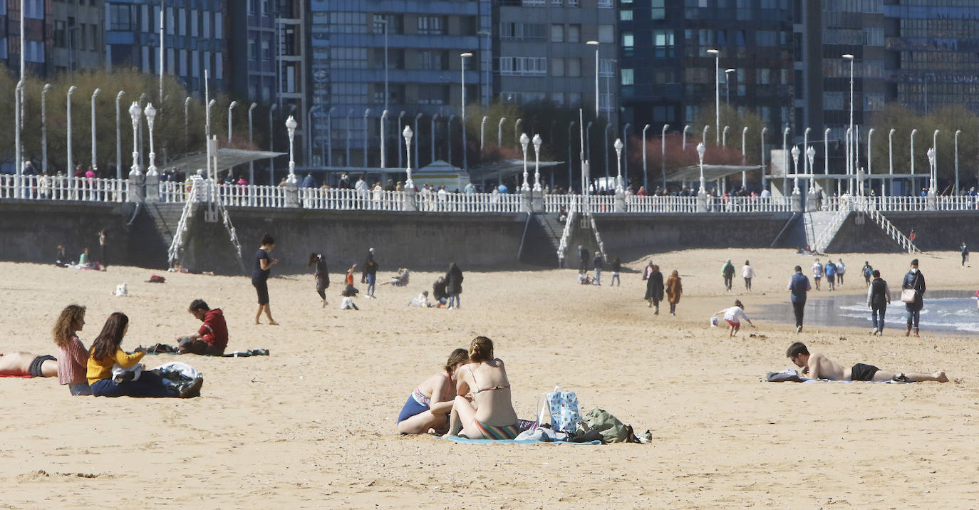 Aunque la estación llegó el fin de semana, las temperaturas aún no habían dado síntomas de querer dejar el invierno. Sin embargo, este martes los termómetros han subido algo más y los más atrevidos ya han sacado los bañadores del armario. Otros han preferido celebrarlo paseando o disfrutando de las terrazas.