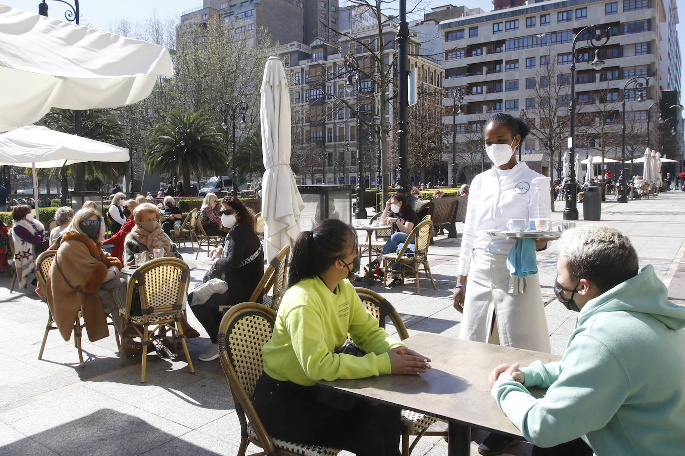 Aunque la estación llegó el fin de semana, las temperaturas aún no habían dado síntomas de querer dejar el invierno. Sin embargo, este martes los termómetros han subido algo más y los más atrevidos ya han sacado los bañadores del armario. Otros han preferido celebrarlo paseando o disfrutando de las terrazas.