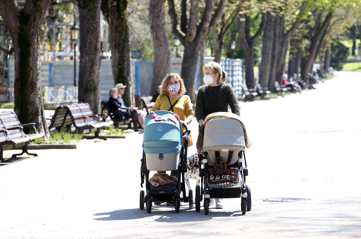 Aunque la estación llegó el fin de semana, las temperaturas aún no habían dado síntomas de querer dejar el invierno. Sin embargo, este martes los termómetros han subido algo más y los más atrevidos ya han sacado los bañadores del armario. Otros han preferido celebrarlo paseando o disfrutando de las terrazas.