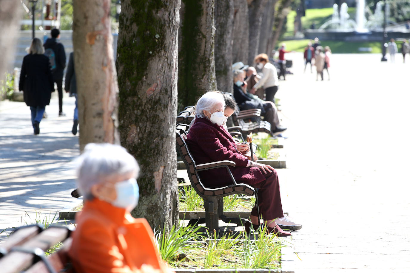 Aunque la estación llegó el fin de semana, las temperaturas aún no habían dado síntomas de querer dejar el invierno. Sin embargo, este martes los termómetros han subido algo más y los más atrevidos ya han sacado los bañadores del armario. Otros han preferido celebrarlo paseando o disfrutando de las terrazas.