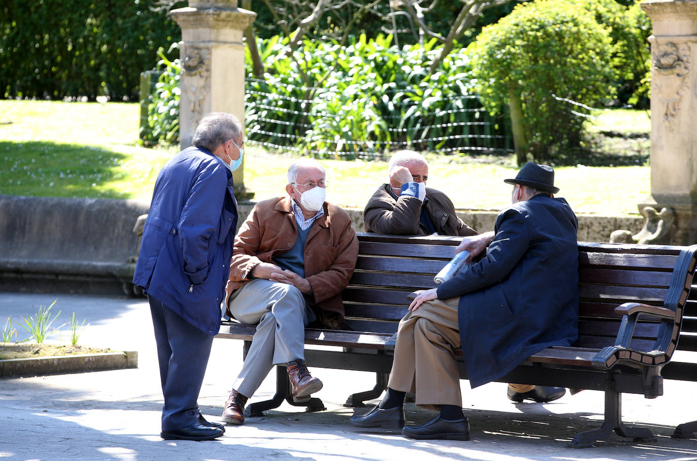 Aunque la estación llegó el fin de semana, las temperaturas aún no habían dado síntomas de querer dejar el invierno. Sin embargo, este martes los termómetros han subido algo más y los más atrevidos ya han sacado los bañadores del armario. Otros han preferido celebrarlo paseando o disfrutando de las terrazas.