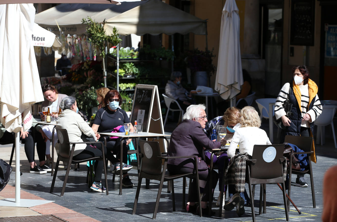 Aunque la estación llegó el fin de semana, las temperaturas aún no habían dado síntomas de querer dejar el invierno. Sin embargo, este martes los termómetros han subido algo más y los más atrevidos ya han sacado los bañadores del armario. Otros han preferido celebrarlo paseando o disfrutando de las terrazas.