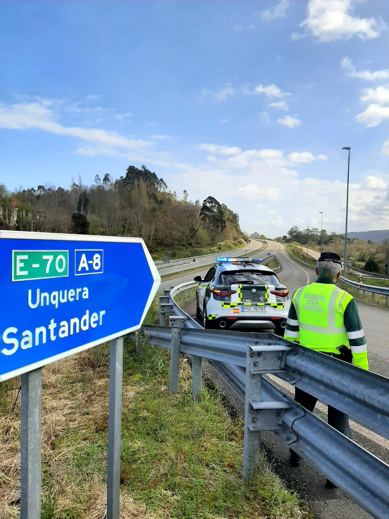 Control de la Guardia Civil en el límite de Asturias y Cantabria. 