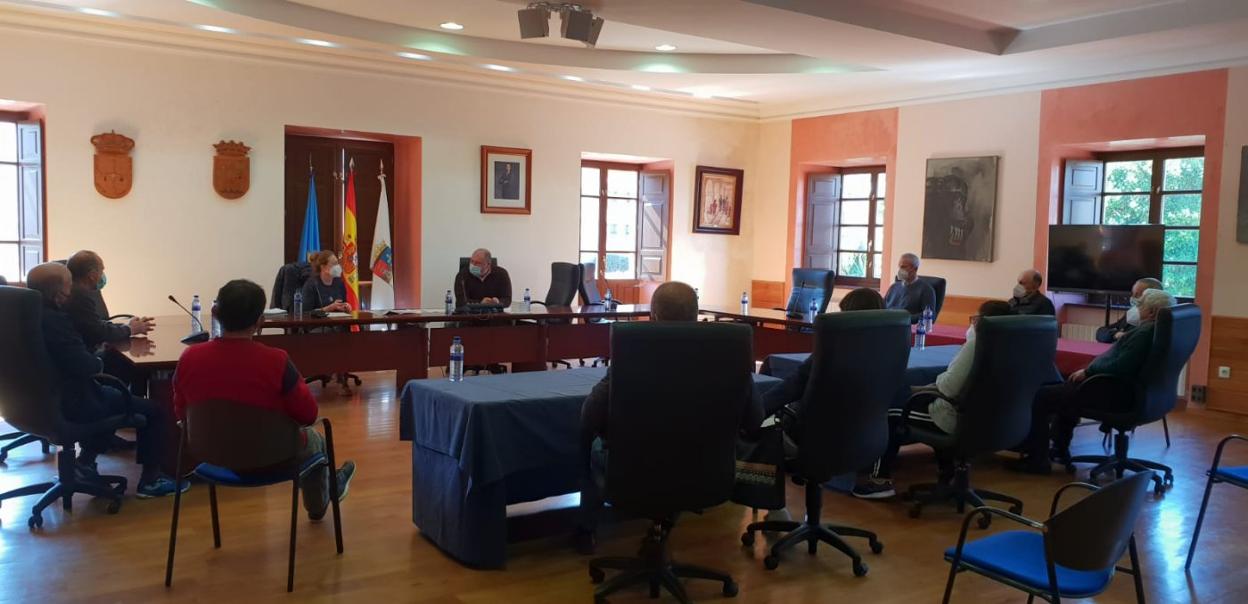 Un momento de la reunión entre los responsables municipales de Vegadeo con los alcaldes de barrio. 