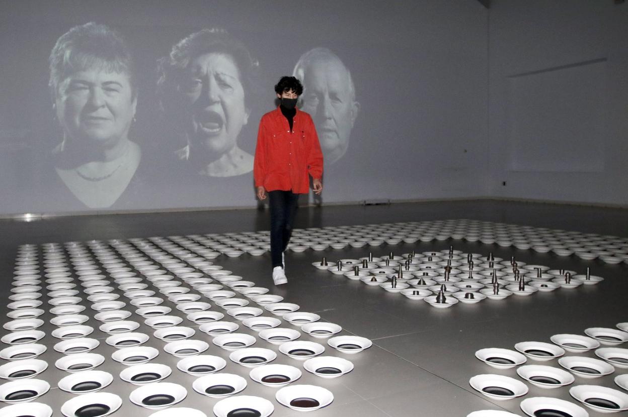 El creador gijonés Pablo Pandiella camina y contempla su obra, expuesta en Laboral Centro de Arte. 