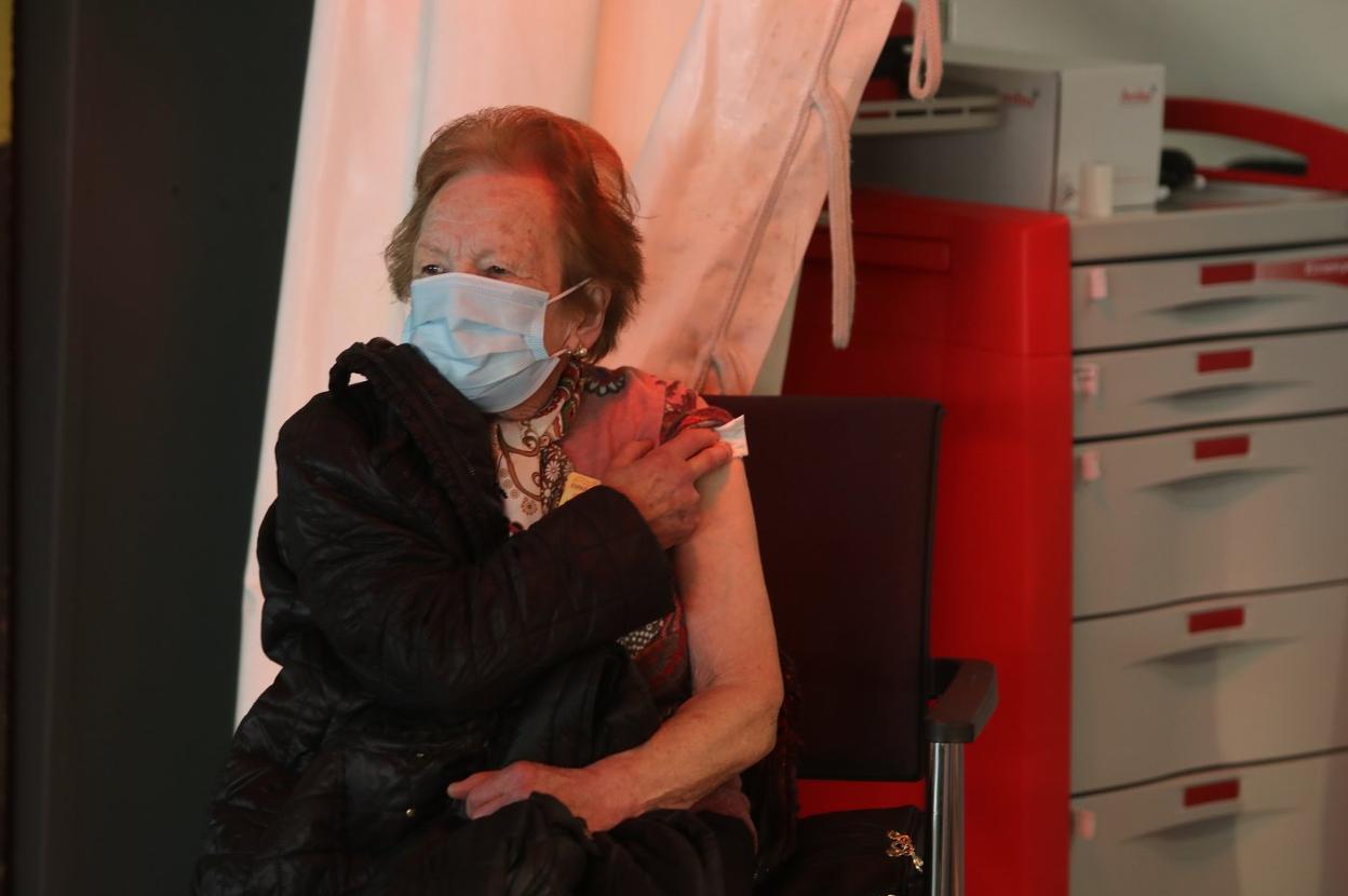 Una mujer recién vacunada en el AutoVac del HUCA, en Oviedo. 