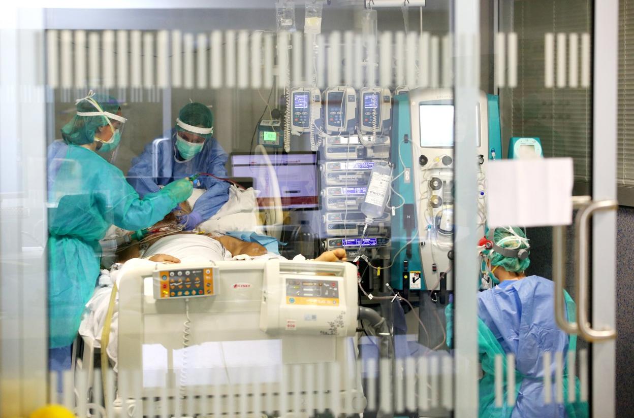 La unidad de cuidados intensivos del HUCA tiene actualmente 37 camas ocupadas y 43 disponibles. 
