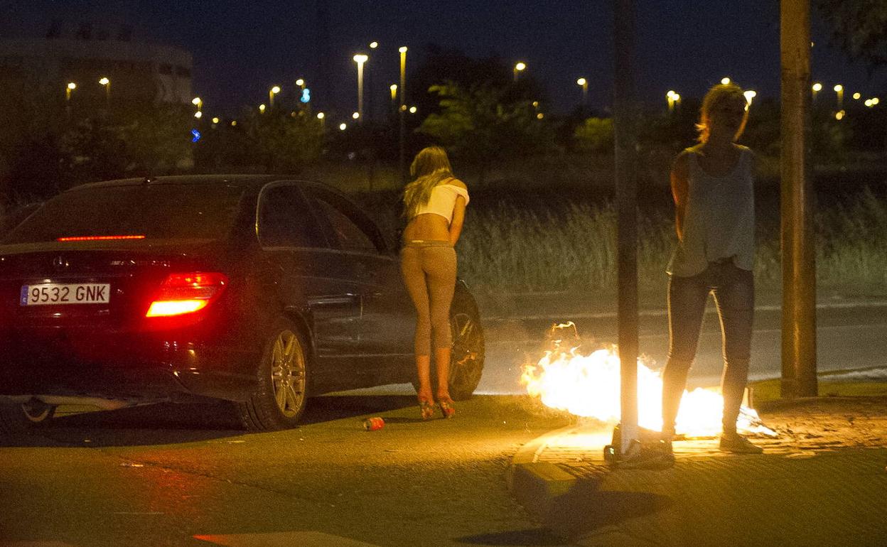 Mujeres dedicadas a la prostitución en la Colonia Marconi, una zona de polígonos de Madrid.