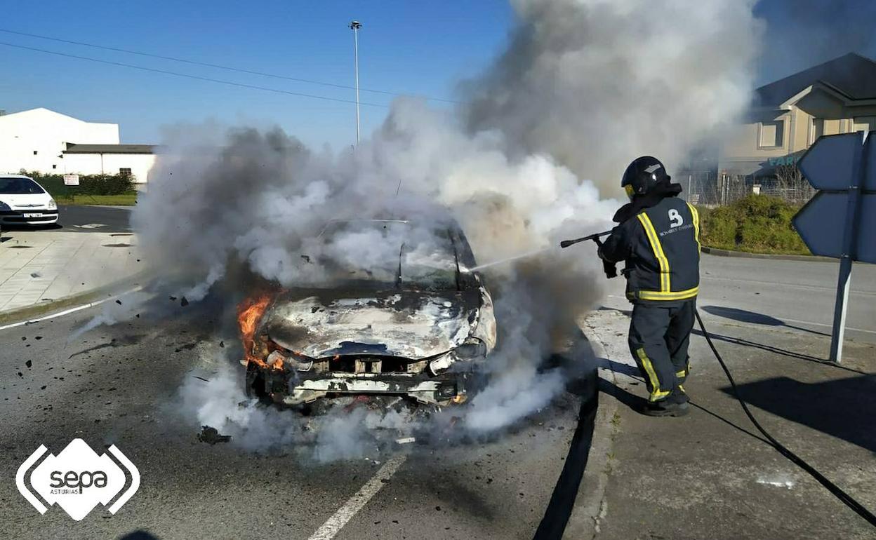 Quema el motor de un turismo en las inmediaciones del hospital de Jarrio