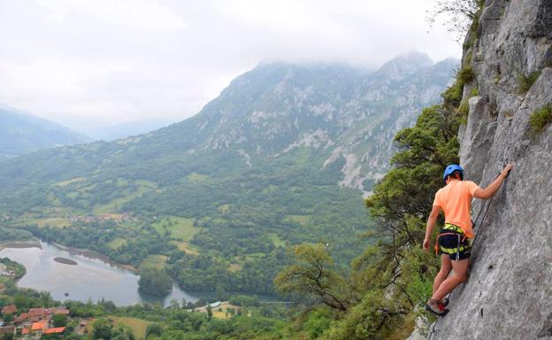 La Federación Montañera propone varios talleres de escalada en Quirós para una Semana Santa muy diferente