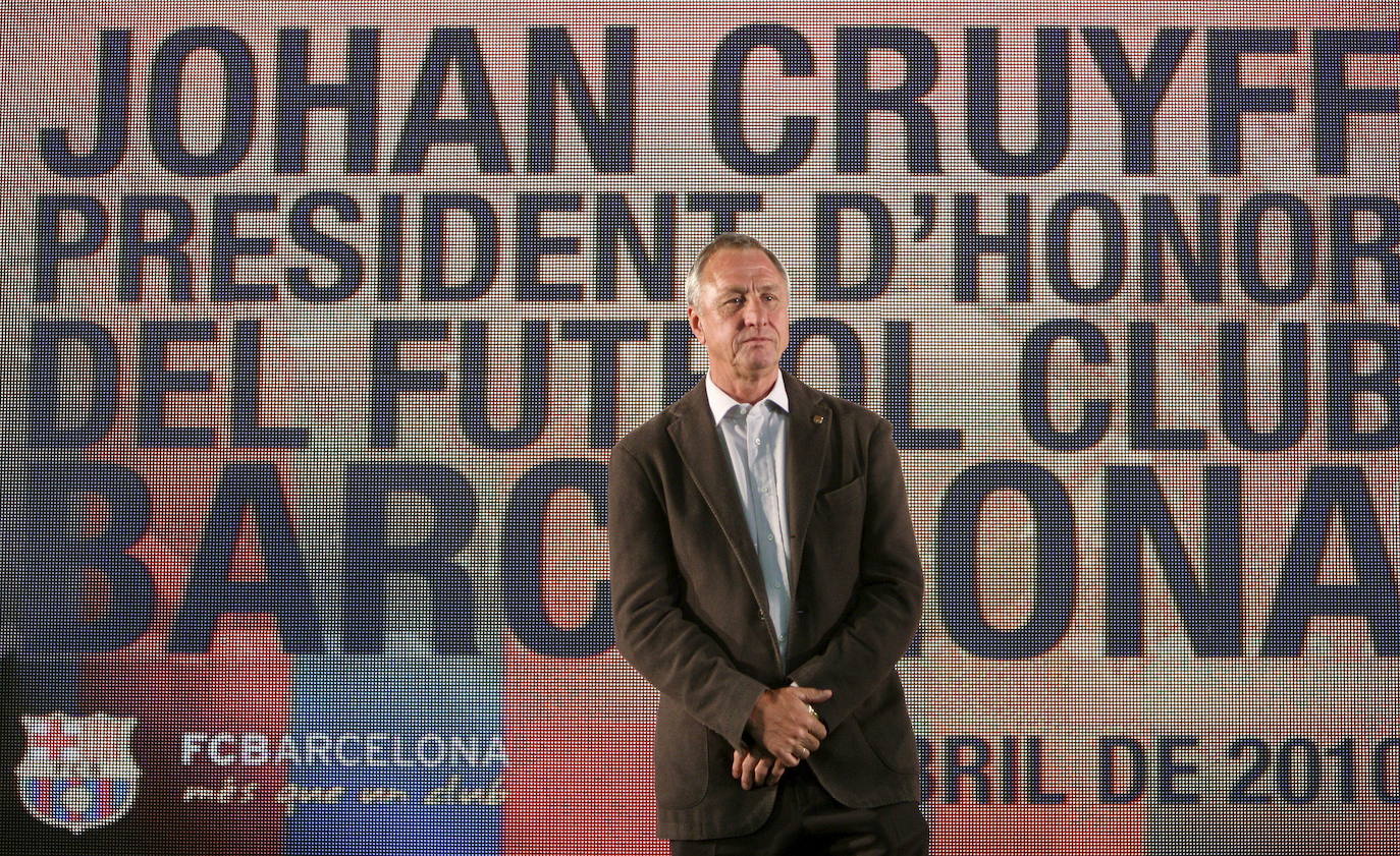 El 24 de marzo de 2016 un cáncer de pulmón acababa con la vida de Johan Cruyff pero su leyenda y legado ha trascendido la fatídica fecha. El deportista pervive en la historia y la memoria de los aficionados al fútbol convertido en un icono que revolucionó el deporte rey primero como jugador y después desde el banquillo 