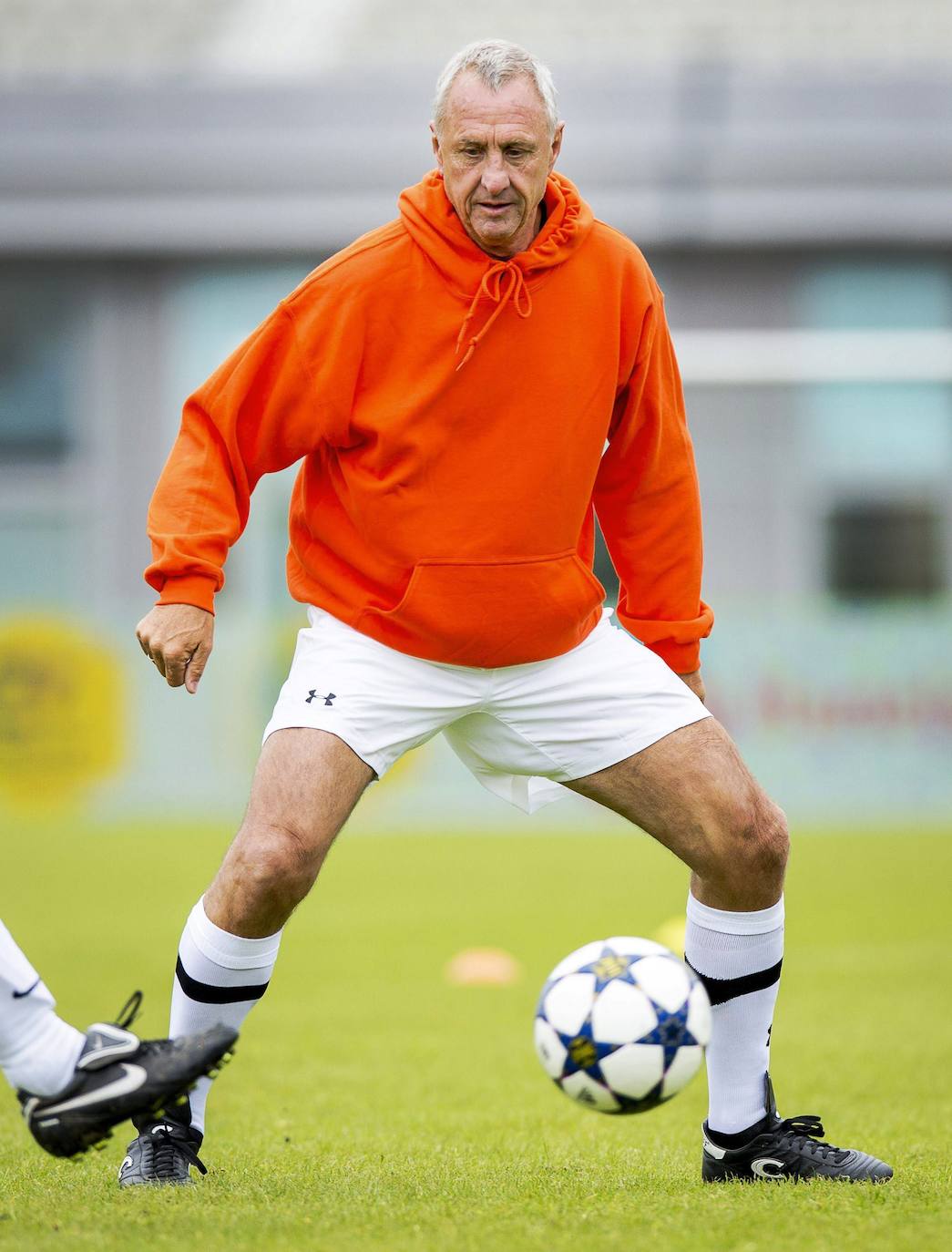 El 24 de marzo de 2016 un cáncer de pulmón acababa con la vida de Johan Cruyff pero su leyenda y legado ha trascendido la fatídica fecha. El deportista pervive en la historia y la memoria de los aficionados al fútbol convertido en un icono que revolucionó el deporte rey primero como jugador y después desde el banquillo 