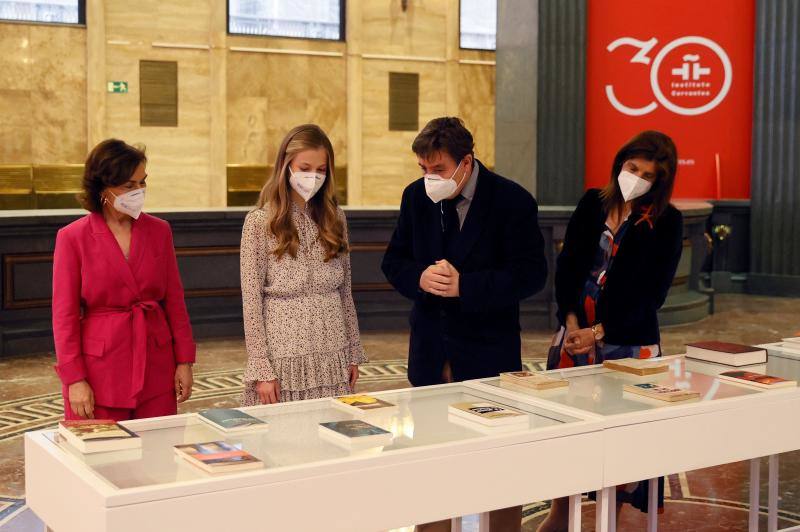 La Princesa Leonor ha presidido hoy su primer acto en solitario de su trayectoria institucional, la conmemoración del 30 aniversario del Instituto Cervantes. Ha estado acompañada por la vicepresidenta primera del Gobierno, Carmen Calvo y por el director del Instituto Cervantes, Luis Garcia Montero