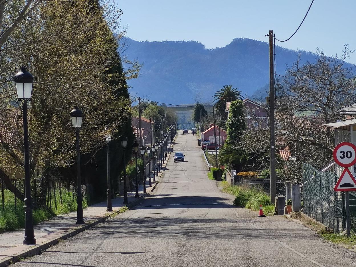 Carretera principal de entrada a Soto del Barco. 