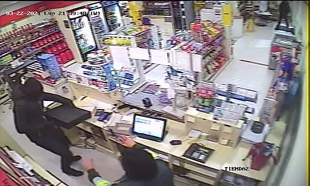 El atraco. Imágenes del circuito de grabación de la gasolinera. 