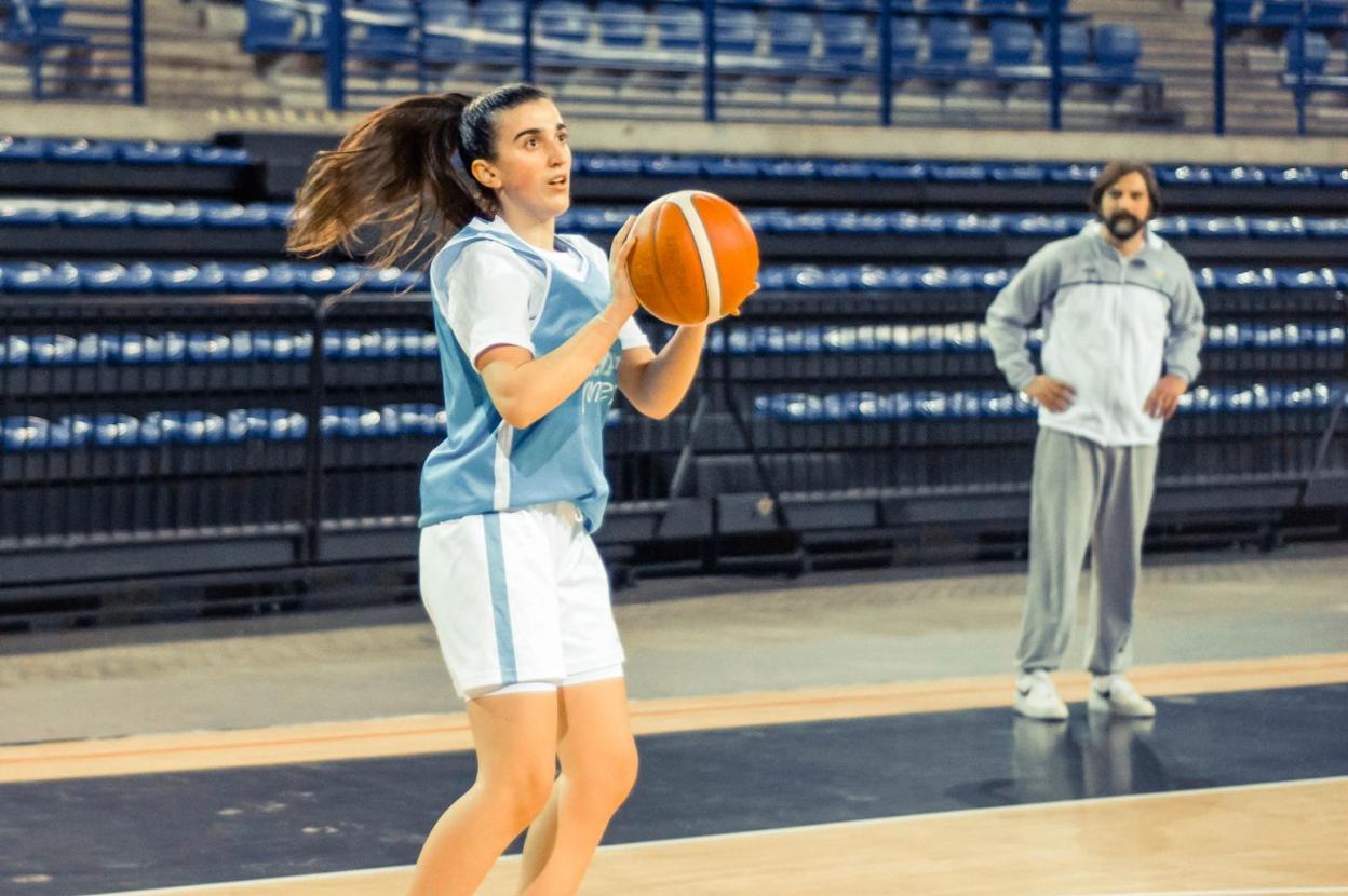 Cristina Requejo, en un entrenamiento con su equipo, Campus Promete. 