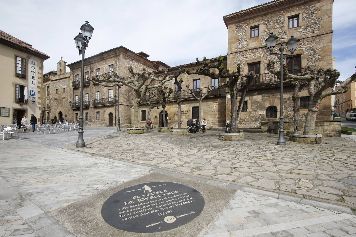 El edificio que alberga el museo es una casa palaciega ubicada en el barrio de Cimadevilla. Data del siglo XVI y fue la casa familiar de Gaspar Melchor de Jovellanos.