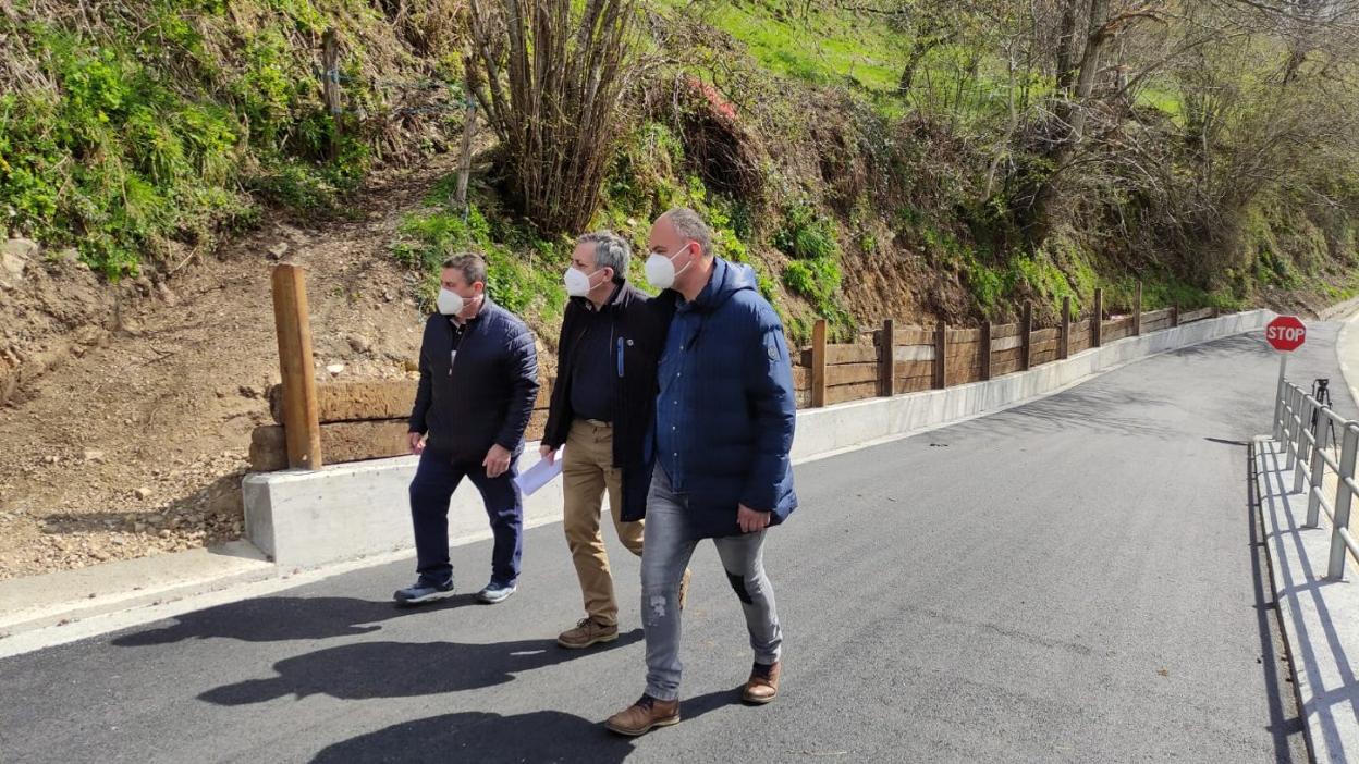 Las autoridades comprueban el resultado de la obra. 