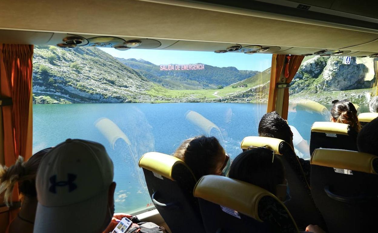 Pasajeros en el autobús a los Lagos el pasado verano.