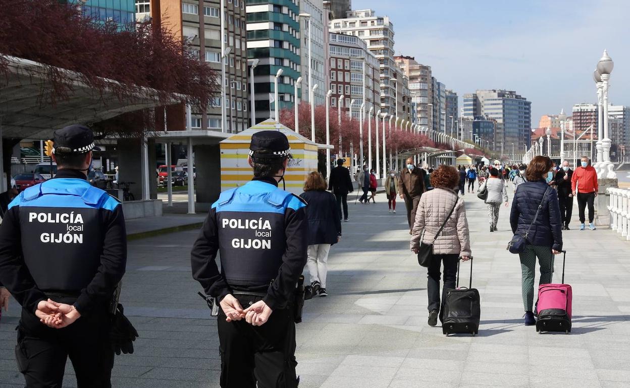 Dos policías en el Muro, este jueves.