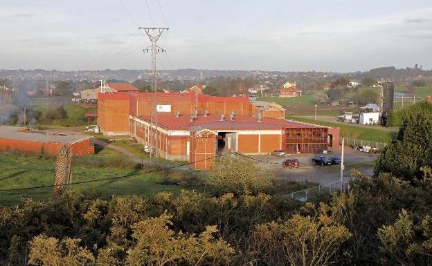 Antiguas instalaciones de la fábrica de Famila, en las que el Principado quiere levantar una estación de ITV. 